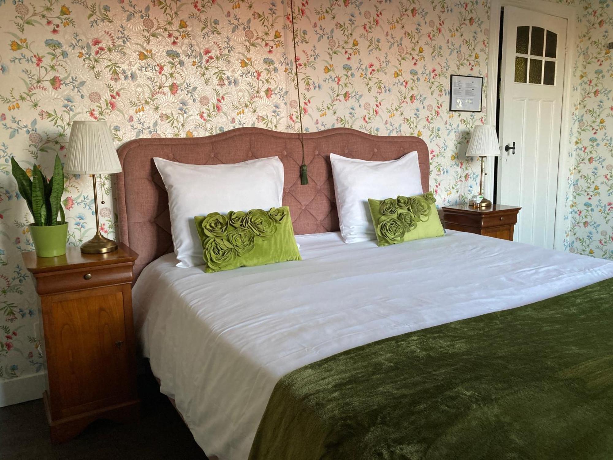 Bed & Breakfast Tree & B